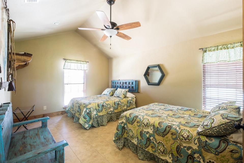 River Bluff Cabins Rio Frio Room photo