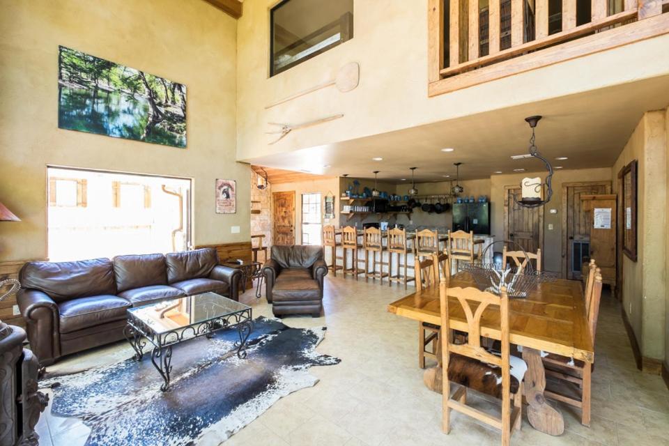 River Bluff Cabins Rio Frio Room photo